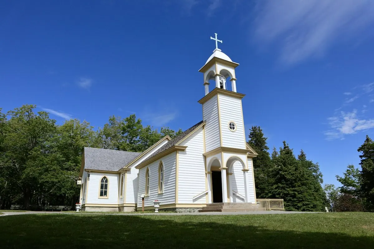 Une chapelle blanche sous un ciel bleu