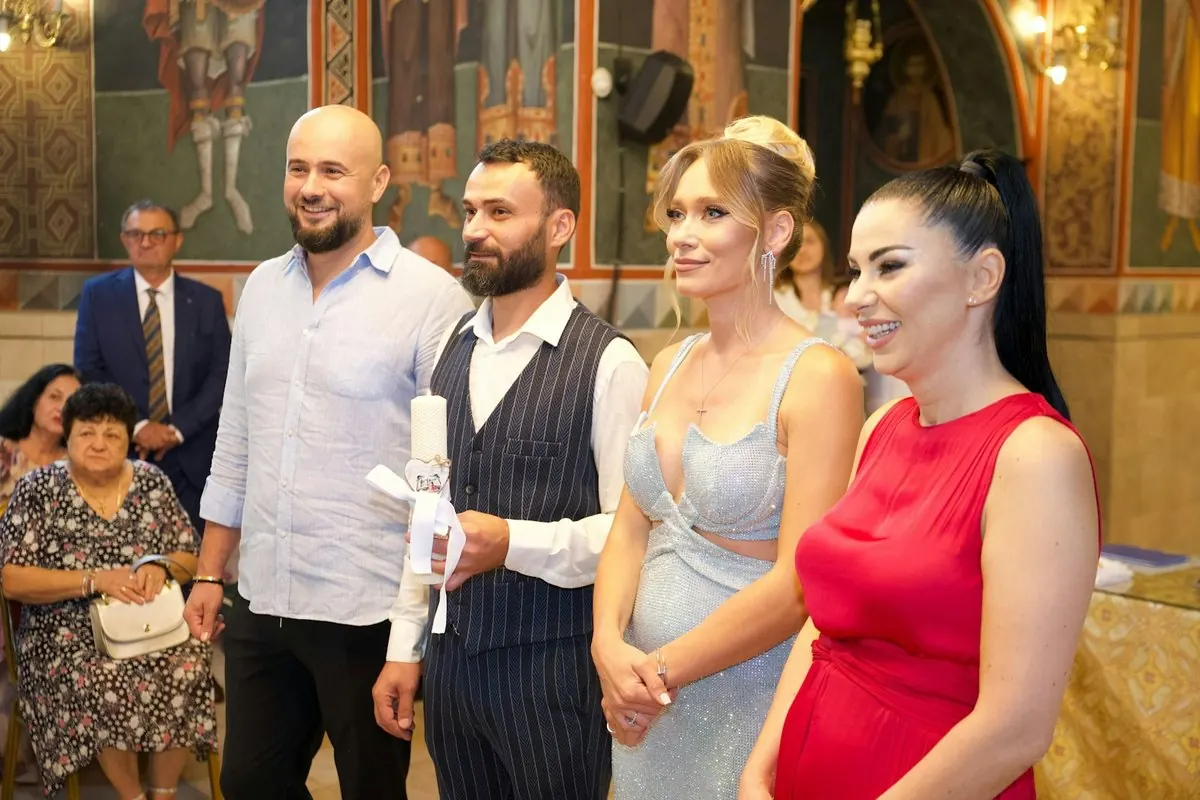 Une famille endimanchée pose dans une église