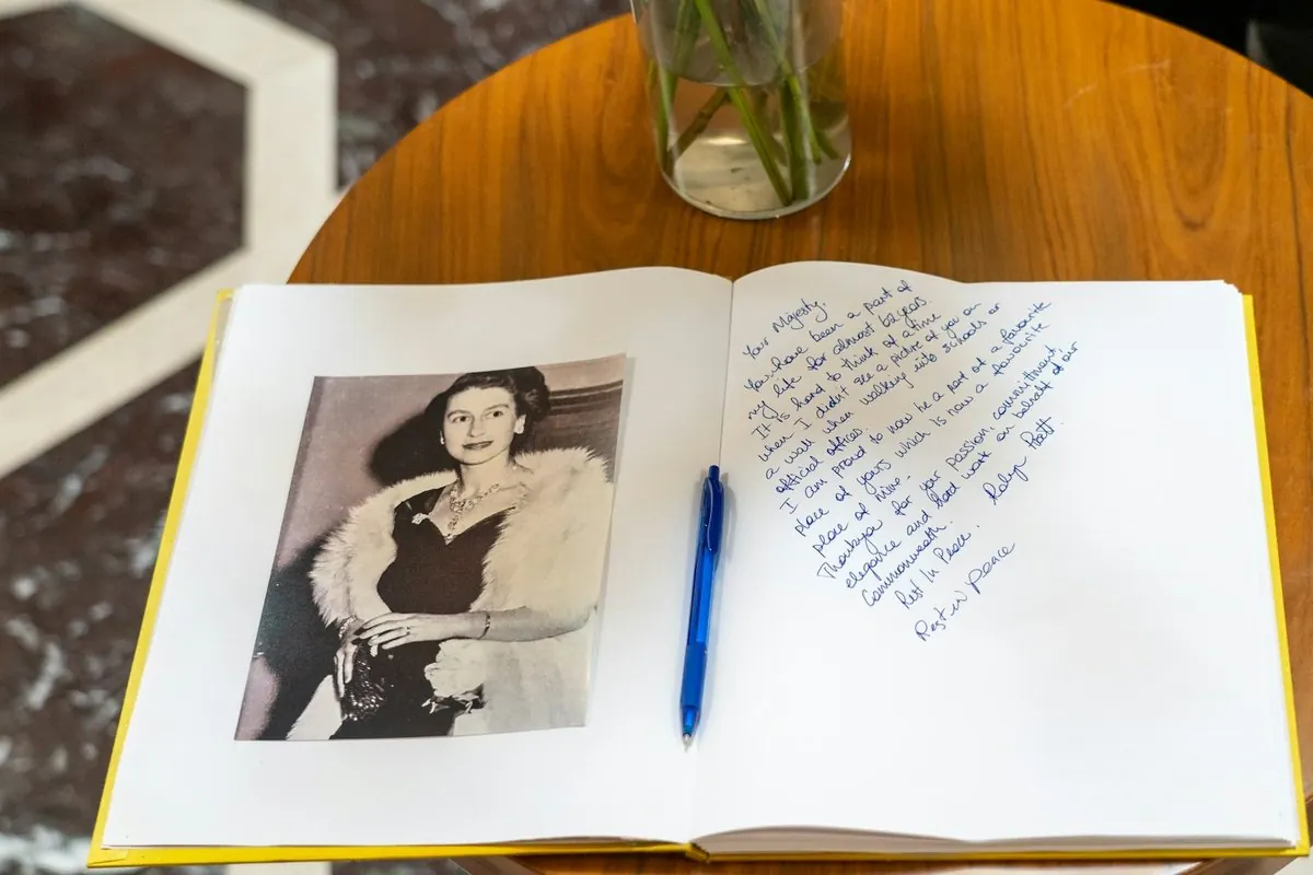 Un livre d'or ouvert, une vieille photo et un mot manuscrit