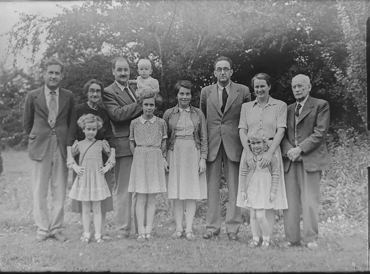Une photo de famille ancienne, en noir et blanc