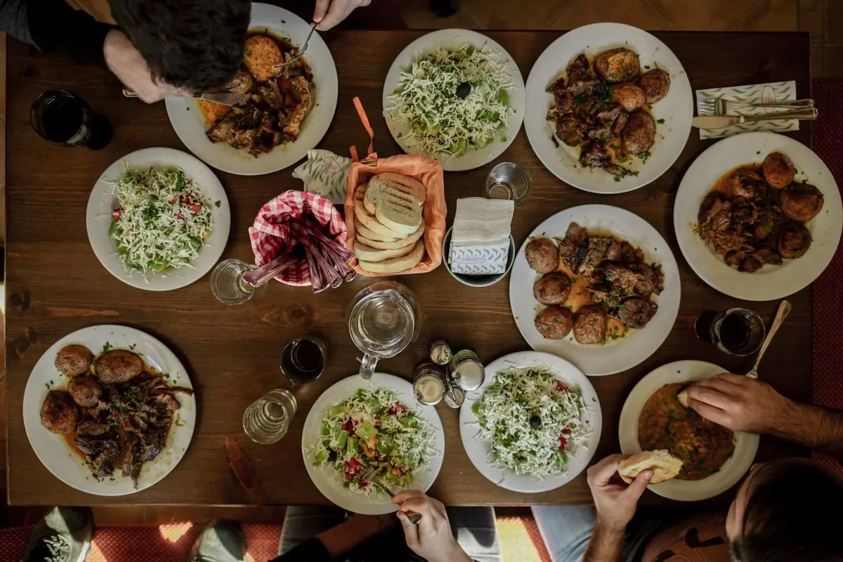 Des plats de famille sur une table, vus d'en haut