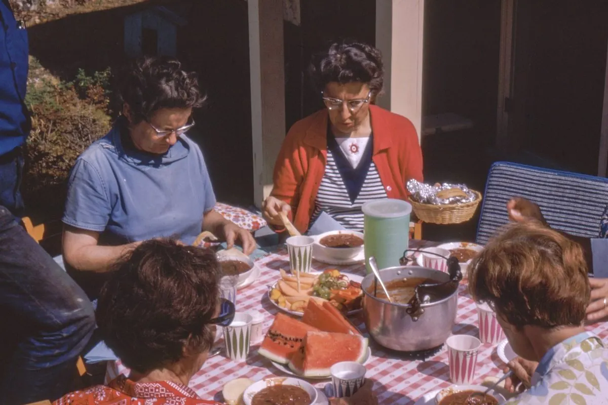 Un repas en plein air sur une nappe à carreaux