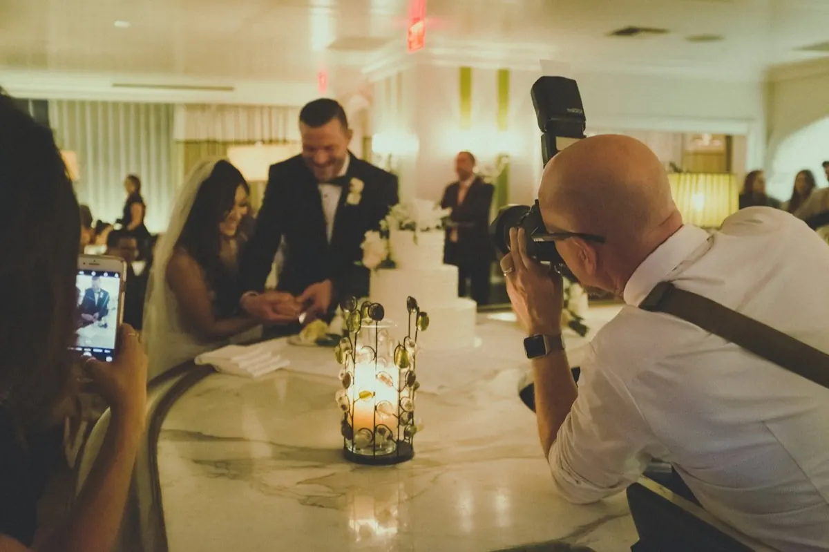 Un photographe de mariage au travail pendant le dîner