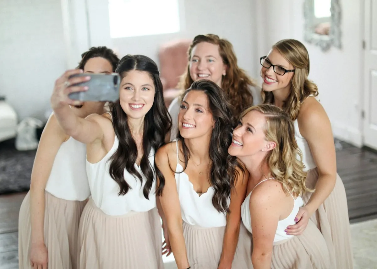 Des demoiselles d'honneur font un selfie